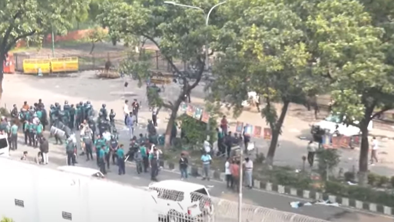 সচিবালয়ের সামনে শিক্ষার্থী-পুলিশের পাল্টাপাল্টি ধাওয়া